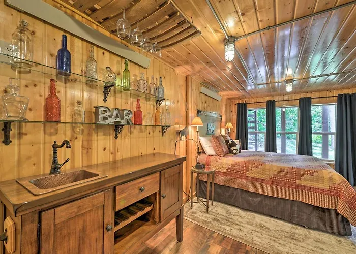Adventures: Cozy Log W/ Deck & Views!
