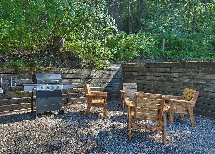 Holiday home Adventures: Cozy Log W/ Deck & Views!