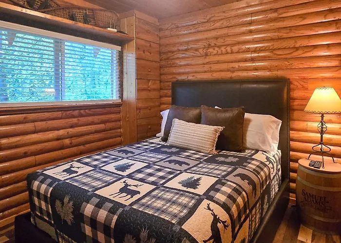 Adventures: Cozy Log W/ Deck & Views! Holiday home Alpine