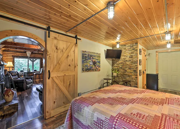 Holiday home Adventures: Cozy Log W/ Deck & Views! Alpine